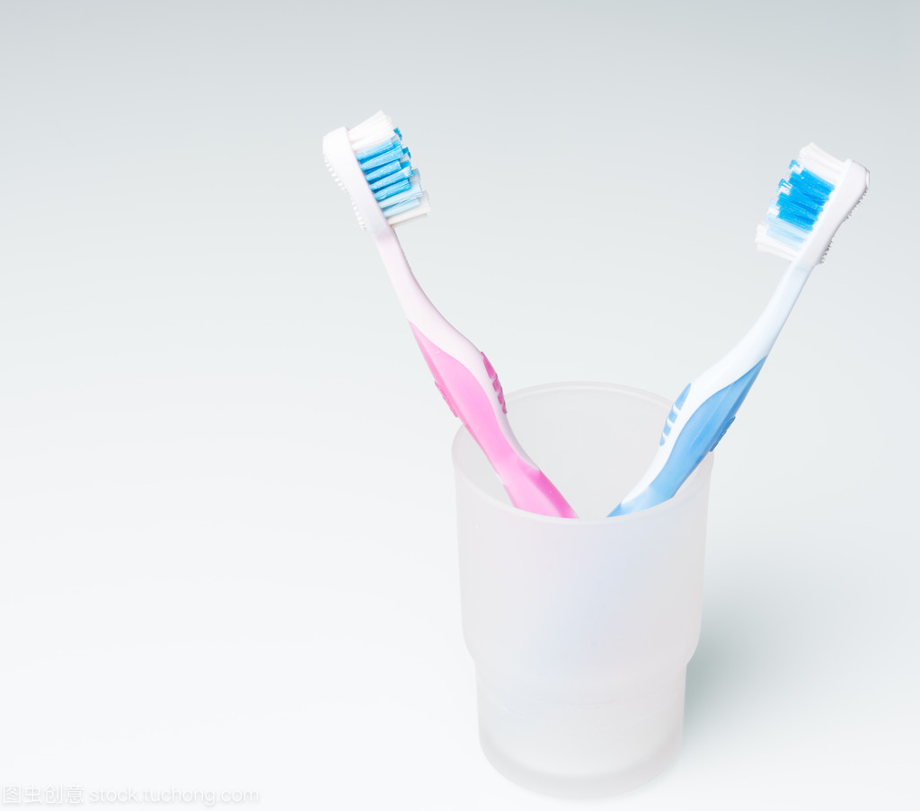 牙刷與玻璃燒杯 探討口腔衛(wèi)生用品的日常使用與存放